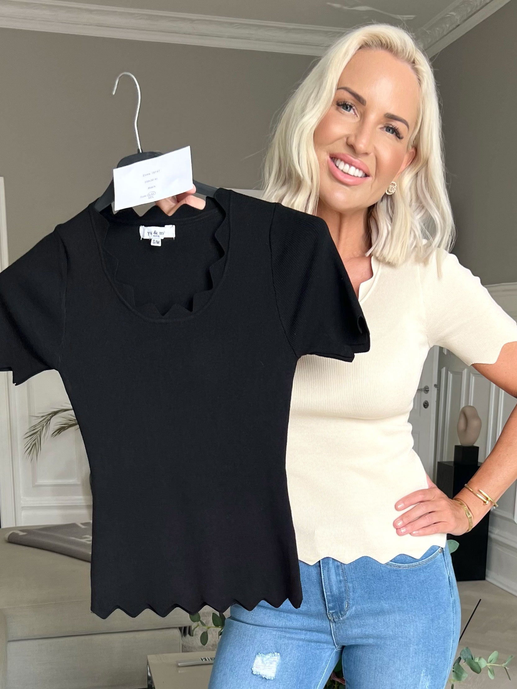 Elvira - Tætsiddende elastisk bluse i viskose med kantet udskæring